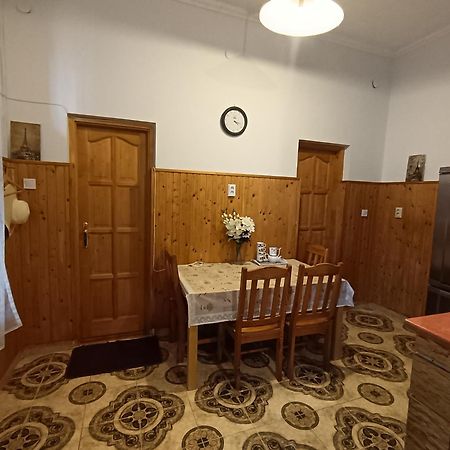 Rom Apartman Budapest Esterno foto
